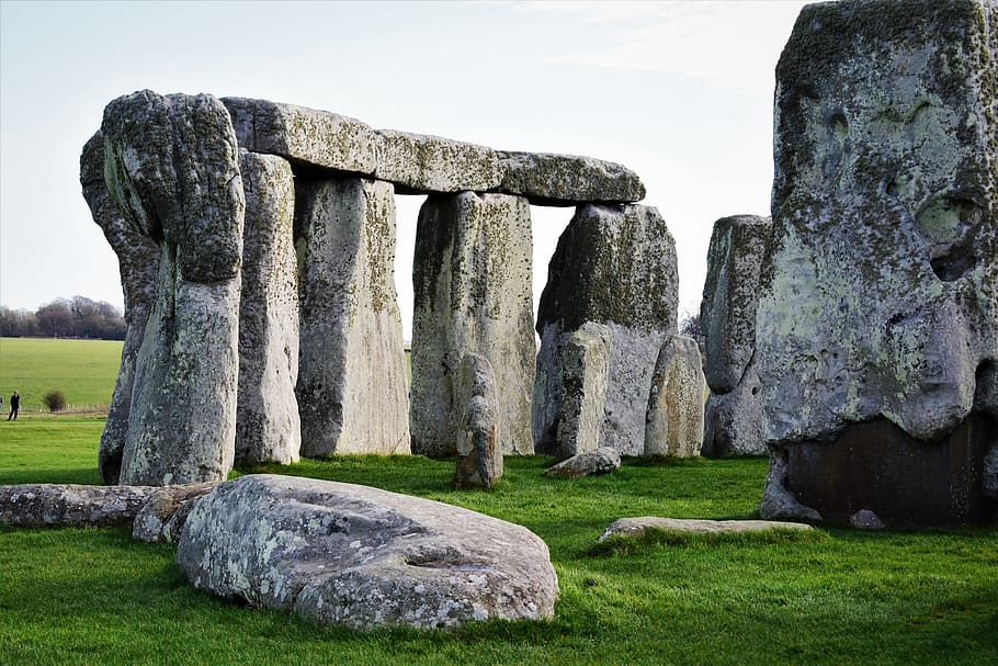穿越时间的脚印｜巨石阵、木偶与立像的奇幻旅程