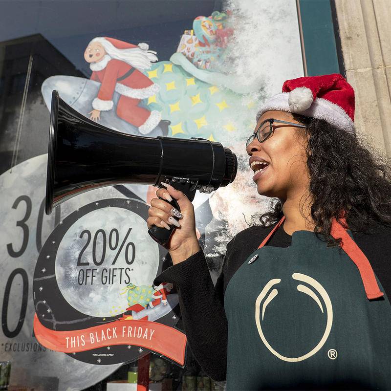 疫情笼罩下的美国 黑五 人山人海疯抢潮盛况不再