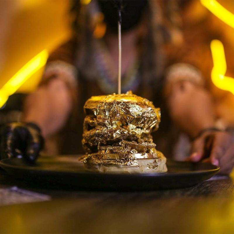 每日相册 内华达山上空现罕见巨大飞碟云 餐厅推出24k可食用金箔汉堡