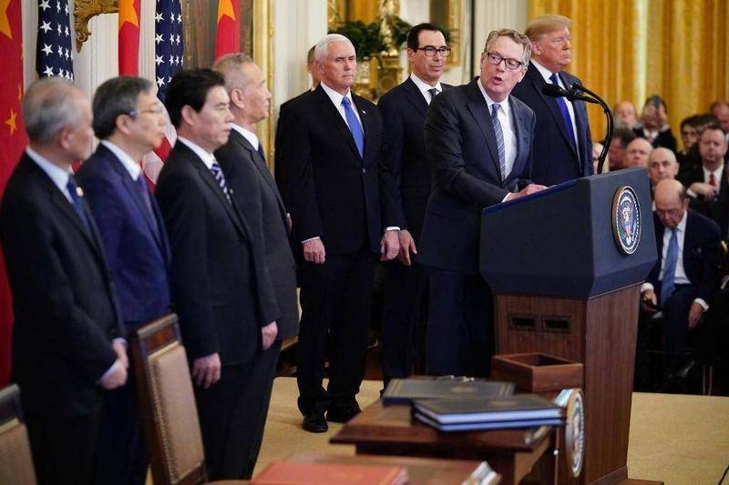 2020年1月15日，中美贸易谈判代表在美国白宫东厅举行发布会。图片：法新社