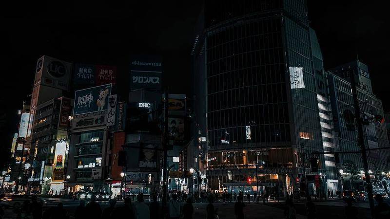 熄灭扰乱团结的“光”：疫情中的东京，人们摸黑在街头饮酒作乐