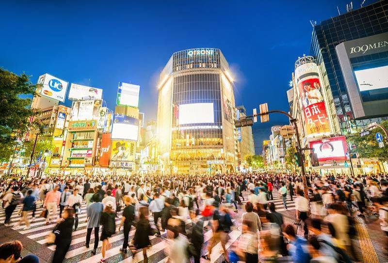 熄灭扰乱团结的“光”：疫情中的东京，人们摸黑在街头饮酒作乐