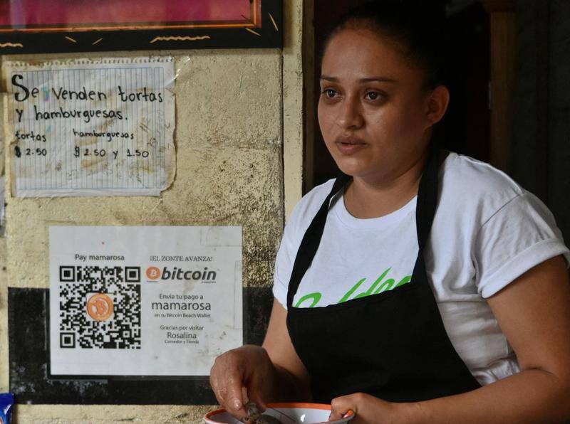 萨尔瓦多当地支持比特币付款的店铺@视觉中国