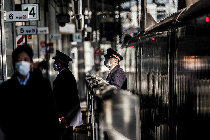 不顾安全也要准点到站：世界最守时列车上，坐着精疲力竭的日本驾驶员