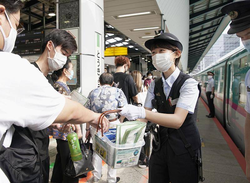 不顾安全也要准点到站:世界最守时列车上,坐着精疲力竭的日本驾驶员