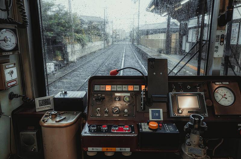 不顾安全也要准点到站：世界最守时列车上，坐着精疲力竭的日本驾驶员
