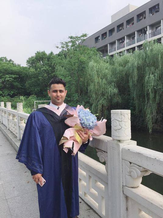 2019年6月，佳蓝的南京大学硕士毕业照