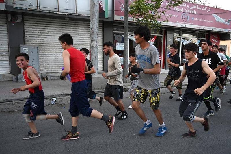 2021年7月1日，年轻人在喀布尔街头跑步。 图源：AFP