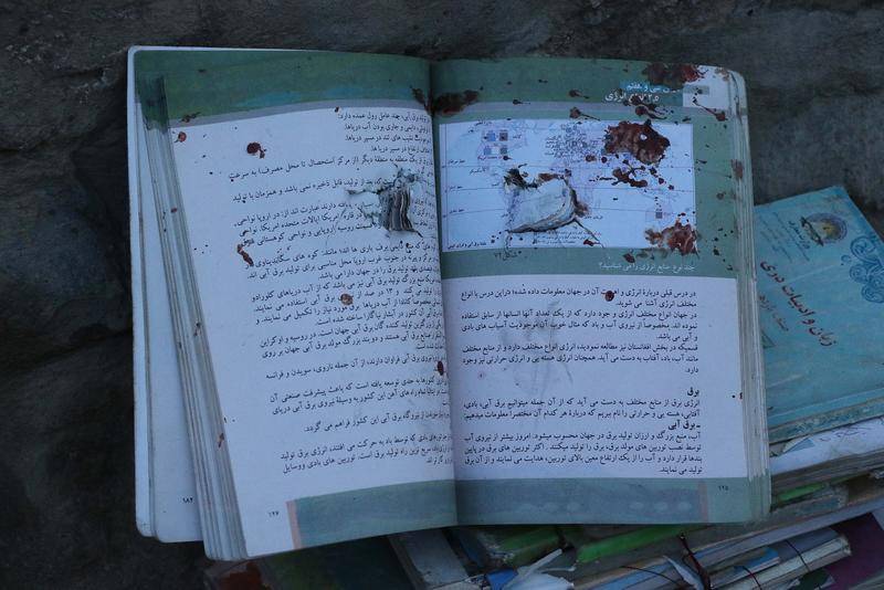 5月8日，喀布尔爆炸案后，现场遗落着遇难者的书本。 图源：CFP