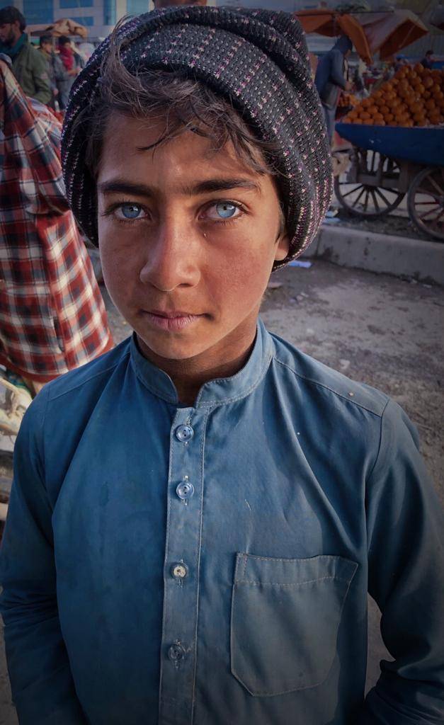 最近，佳蓝在喀布尔巴扎上，拍了一张蓝眼睛的男孩