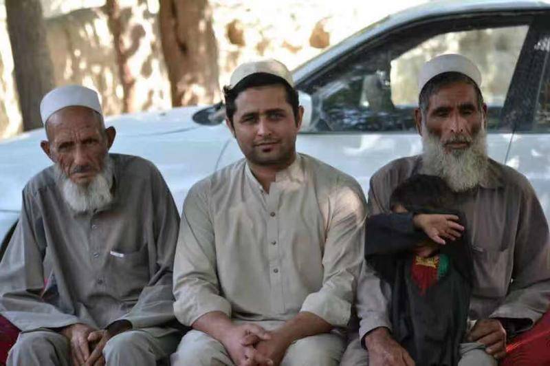 2017年，佳蓝（中）回到塔利班控制的老家，和长辈们合照